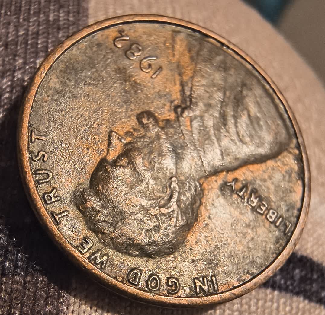 Please-Help,-Is-This-A-1982-P-Large-Date-Copper-Lincoln-Penny-With-A-Doubled-Ear-Variety?