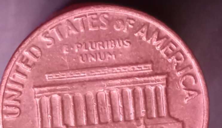 1969-D-One-Cent,-Did-I-Find-A-Floating-Roof-Variety-\-Error?