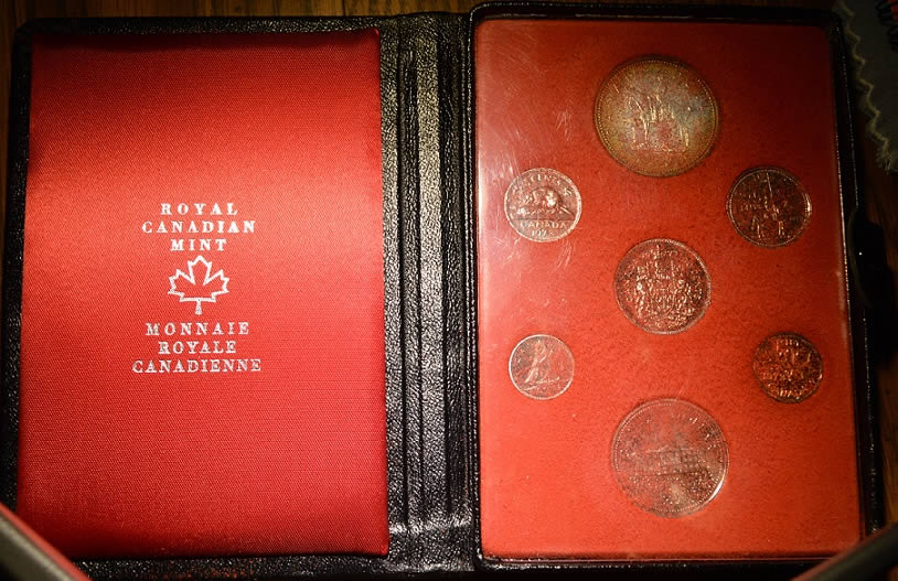 1973-RCMP-Commemorative-Set-.-Red-Fuzz-!