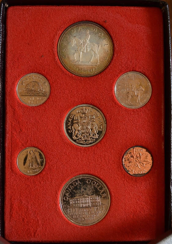 1973-RCMP-Commemorative-Set-.-Red-Fuzz-!
