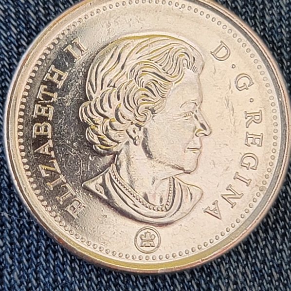 Weird-2018-Canadian-25-Cents-Quarter-Missing-Clad