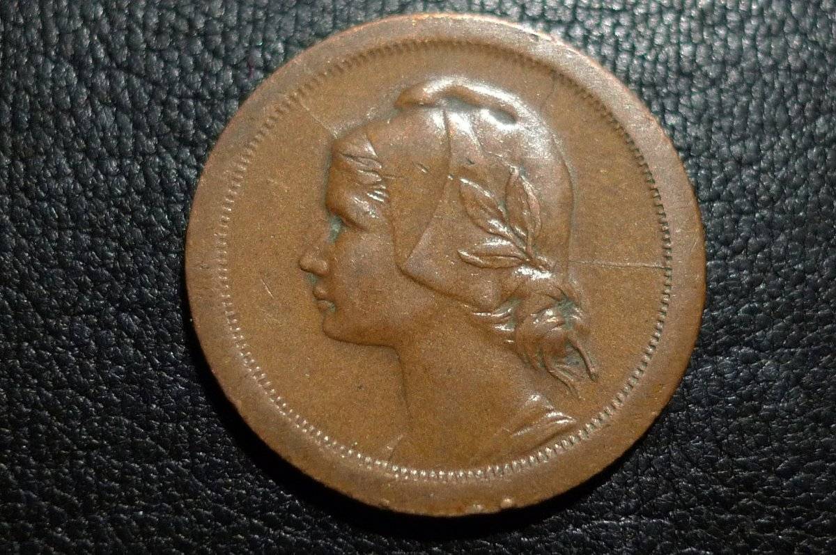 Post-A-Coin-Or-Medal-With-A-Die-Crack!