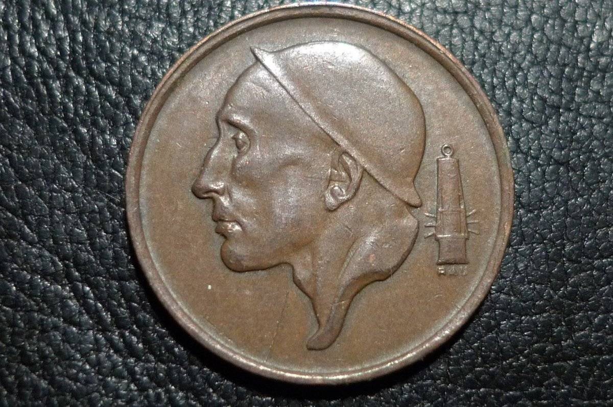 Post-A-Coin-Or-Medal-With-A-Die-Crack!