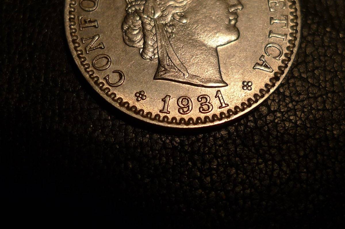 Post-A-Coin-Or-Medal-With-A-Die-Crack!