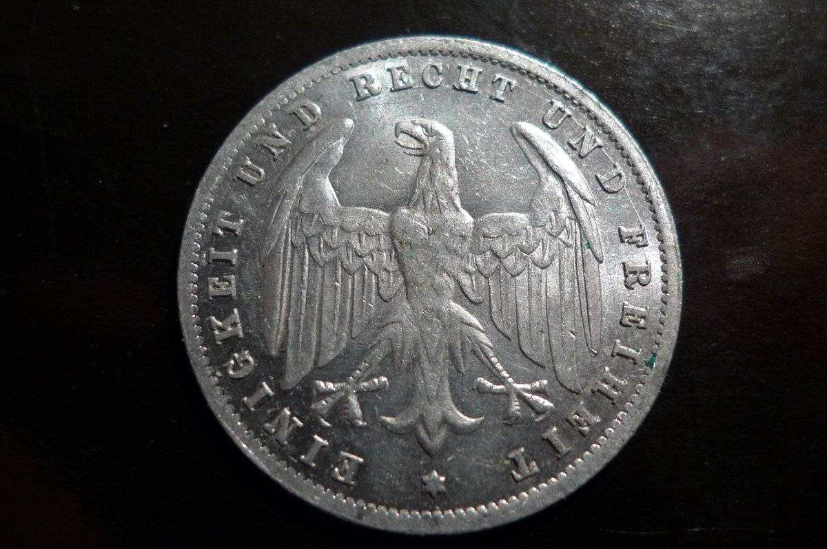 Post-A-Coin-Or-Medal-With-A-Die-Crack!