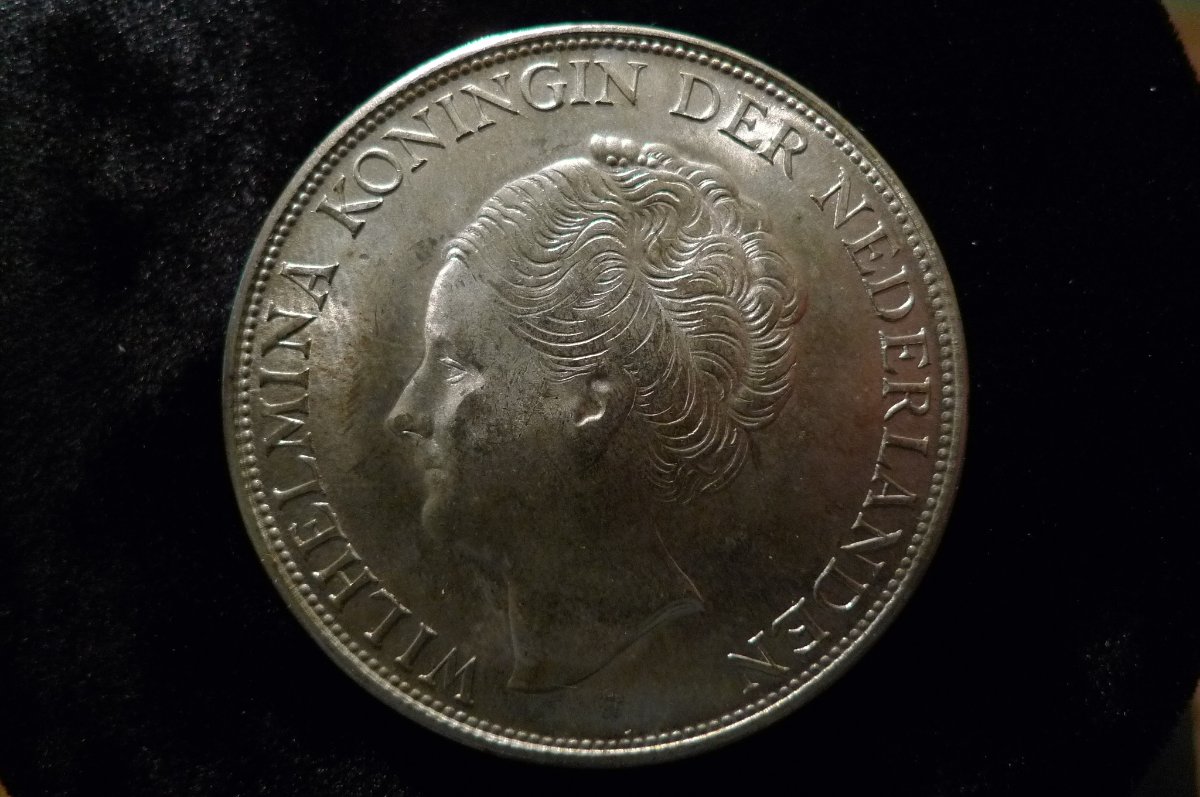 Post-Your-Coins-With-Coats-Of-Arms,-Shields,-Crests,-Crowns,--Etc.