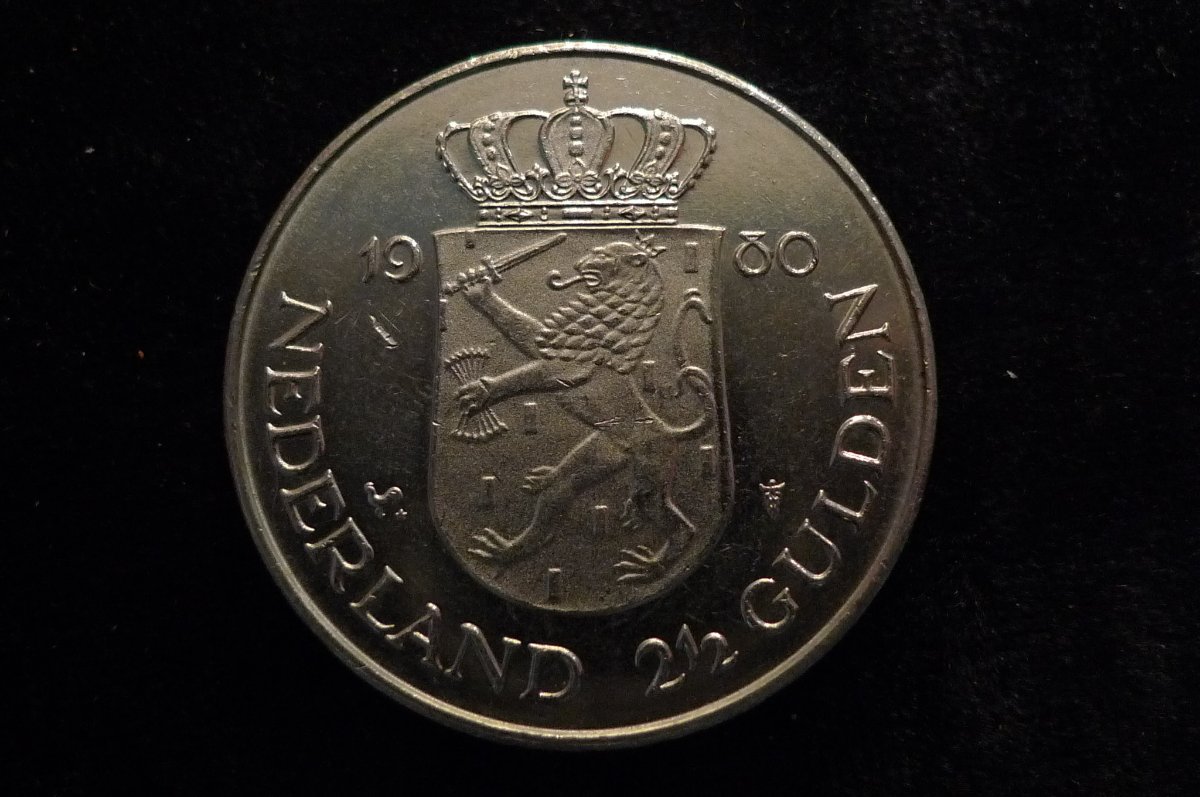 Post-A-Coin-Or-Medal-With-A-Die-Crack!