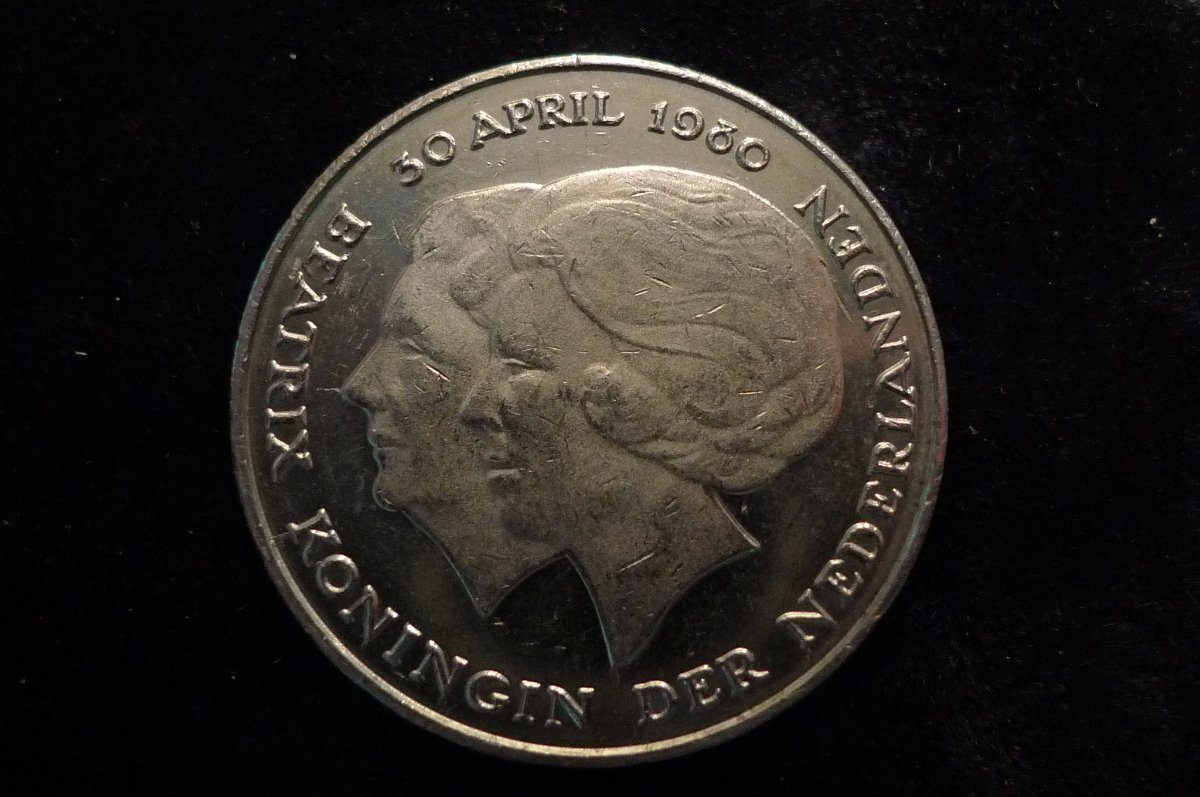 Post-A-Coin-Or-Medal-With-A-Die-Crack!