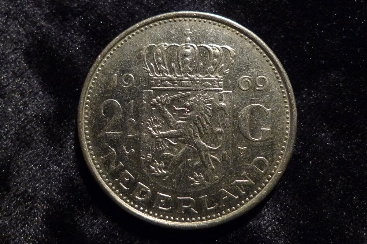 Post-A-Coin-Or-Medal-With-A-Die-Crack!