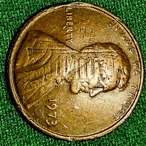 1973-Lincoln-Head-Cent-With-Memorial-On-Front.