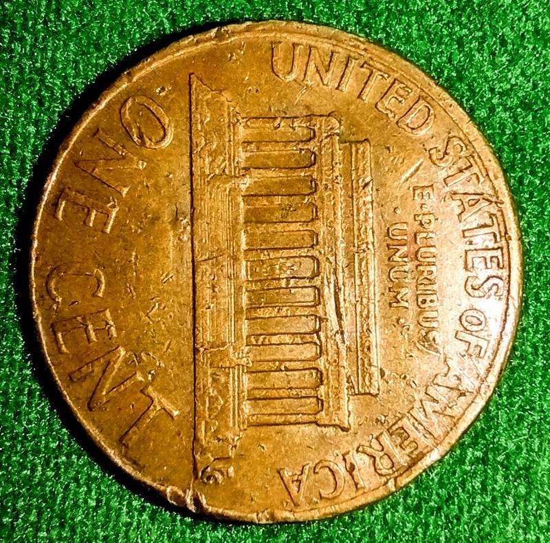 1973-Lincoln-Head-Cent-With-Memorial-On-Front.