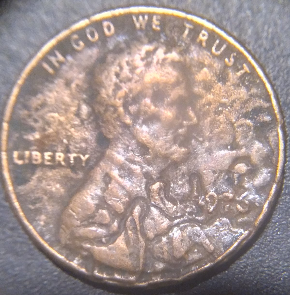 Need-Help.-What-Is-This-On-This-Lincoln-Memorial-Cent?