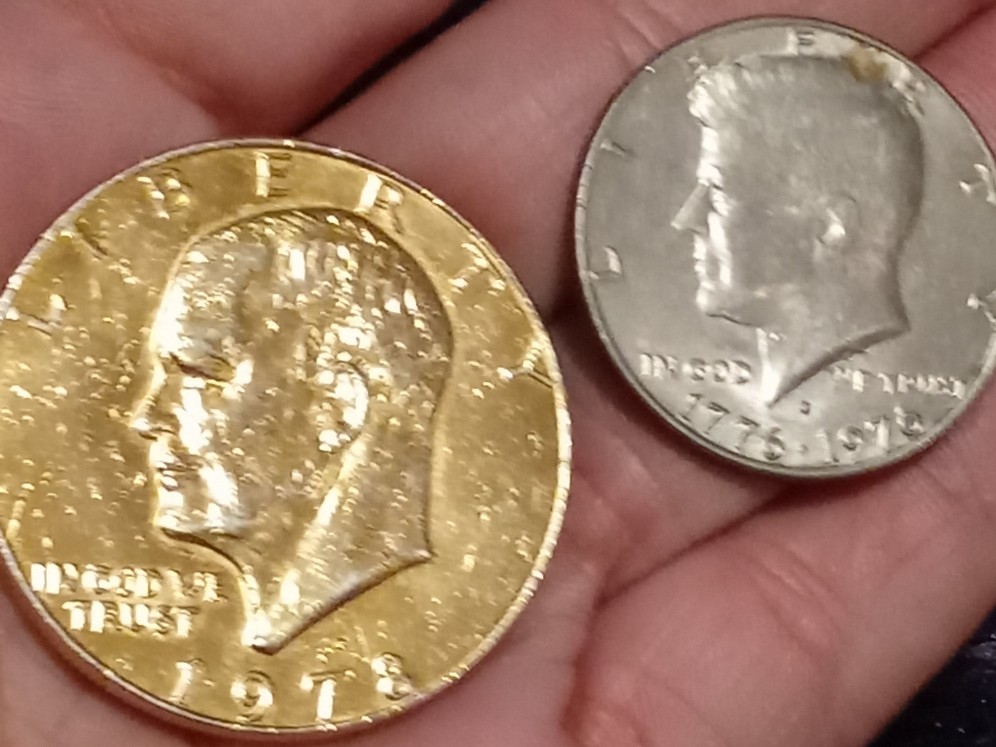 1978-Eisenhower-Dollar-Coin-That-Is-In-A-Yellow-Gold-Tone-And-Tested-10-Kt