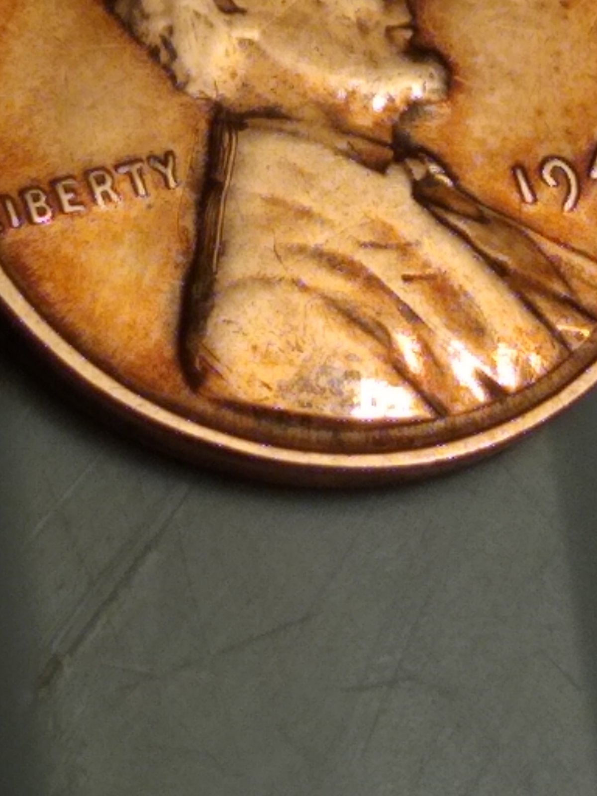 Odd-Marks-On-Lincoln's-Shoulder-On-A-1946-Wheat-Penny