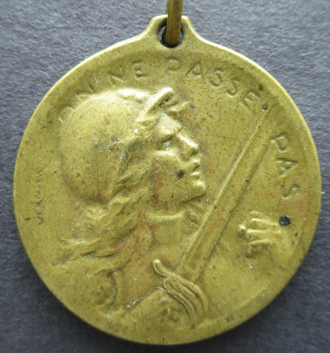 World-War-One-Verdun-1916-Medal,-Genuine?