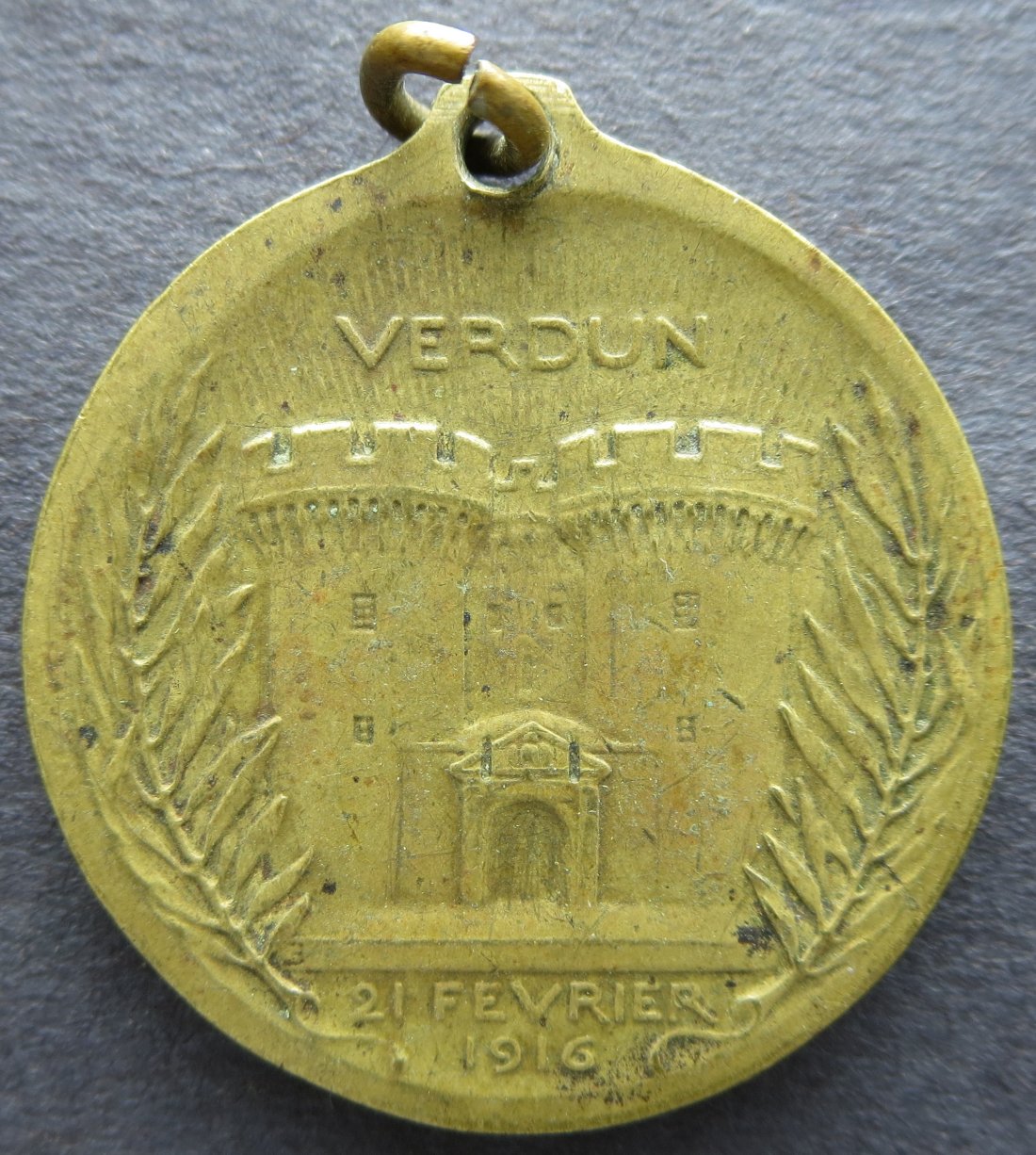 World-War-One-Verdun-1916-Medal,-Genuine?