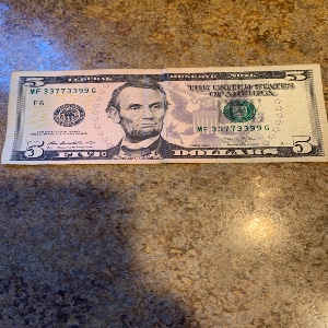 2013-5-Dollar-Bill-With-Serial-Number-That-Has-Repeating-Numbers