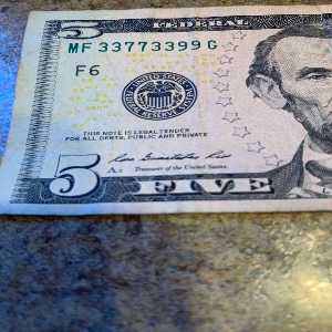 2013-5-Dollar-Bill-With-Serial-Number-That-Has-Repeating-Numbers