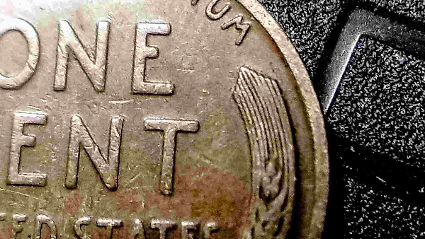 1934-D-Wheat-Penny,-Odd-Bowtie,-Missing-Area-In-Armpit,-And-T-In-Cent-Shado