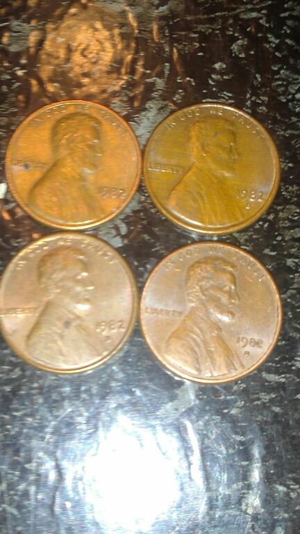 Identify-1982-Lincoln-Cent-Tell-Large-From-Small-Dates.-Trying-To-Fill-In-Book