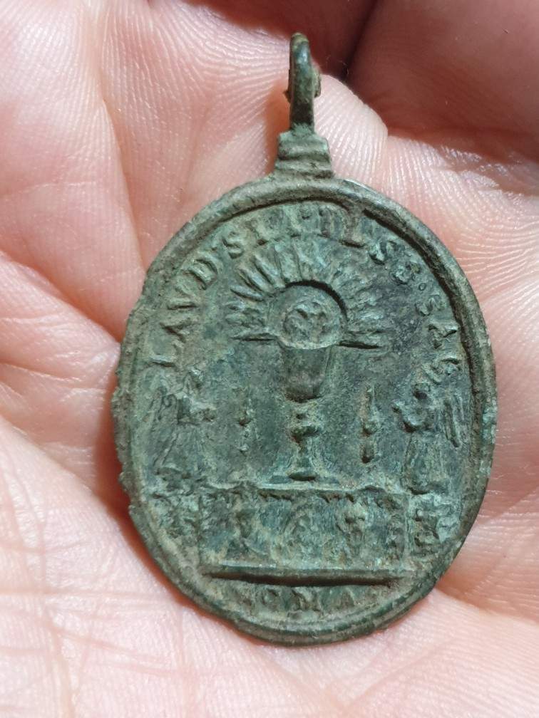Medal-Very-Old-And-Religious