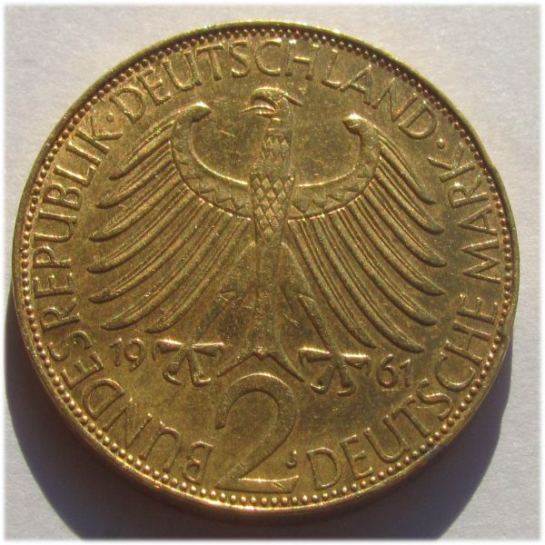 Common-Twentieth-Century-Coins-Of-Gold-Color,-But-Not-Gold.