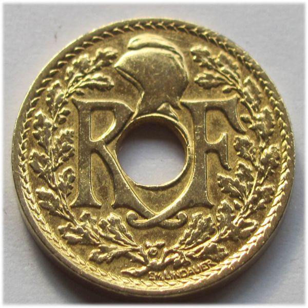 Common-Twentieth-Century-Coins-Of-Gold-Color,-But-Not-Gold.