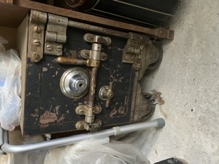 Old-Safe-Of-My-Grandma's-Trying-To-Open-Might-Have-Old-Money-Inside