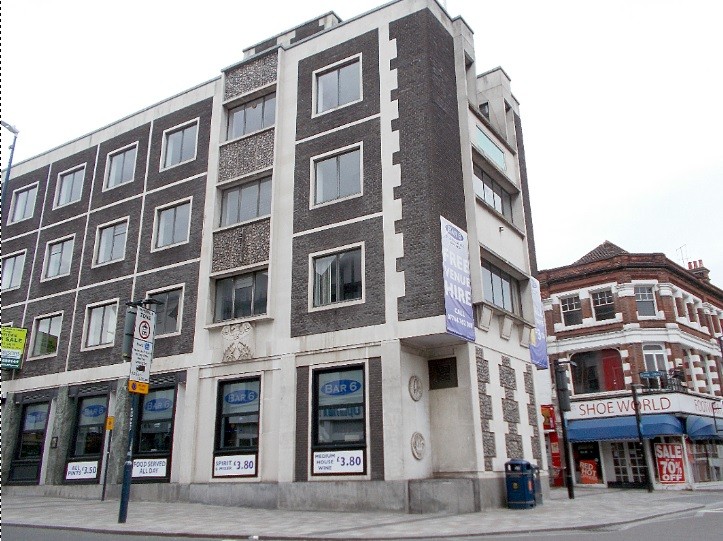Coins-On-Old-Barclays-Bank-In-Maidstone,-Kent,-England