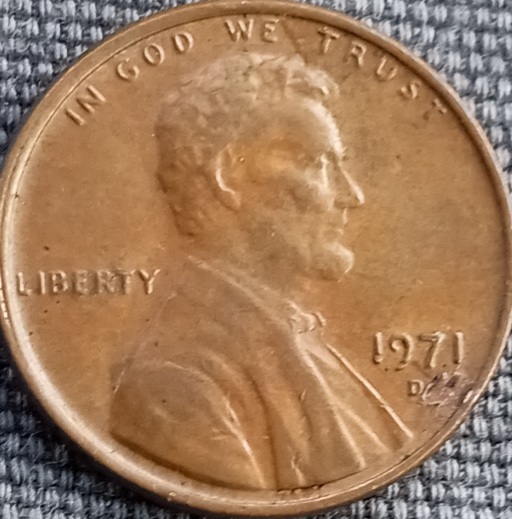 1971-D-Lincoln-Cent.what-Am-I-Seeing-Here?-Alot-Going-On!
