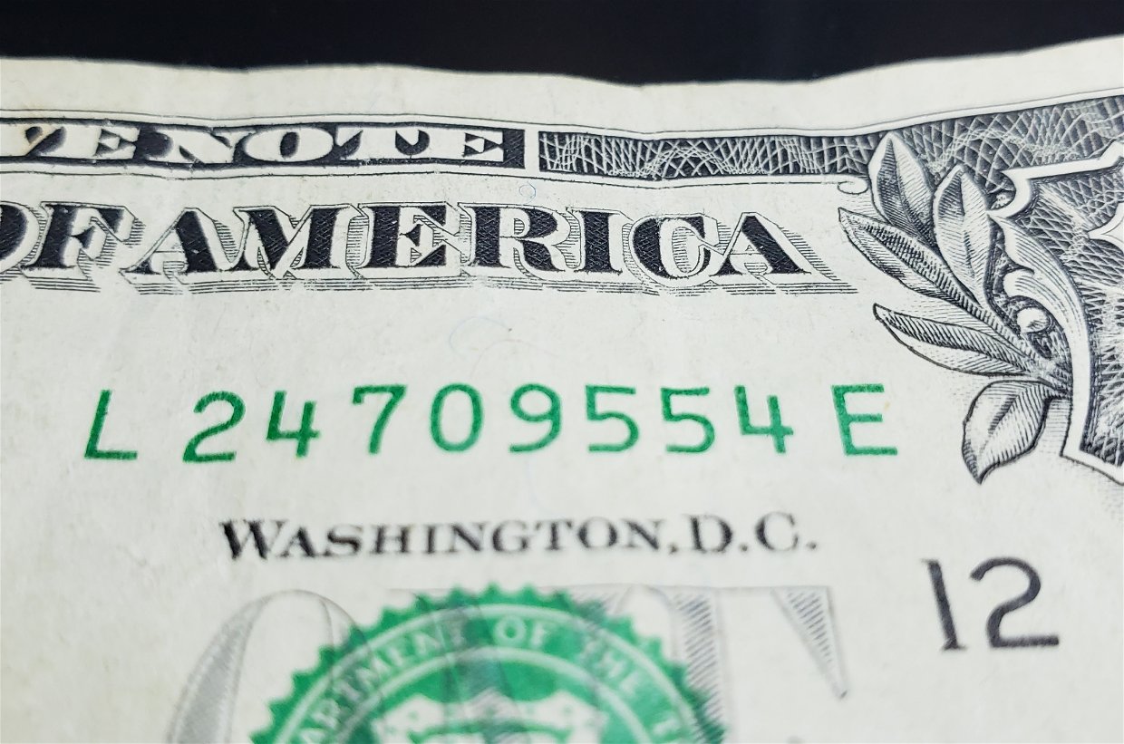 2013-One-Dollar-With-2-Different-Serial-#-Colors