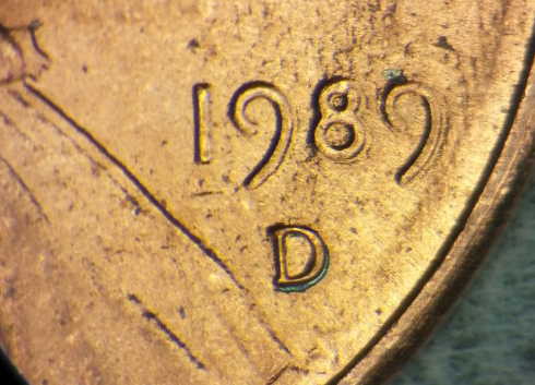 1989-D-Penny-With-Exposed-Zinc-After-Strikes-On-Obverse-&-Reverse