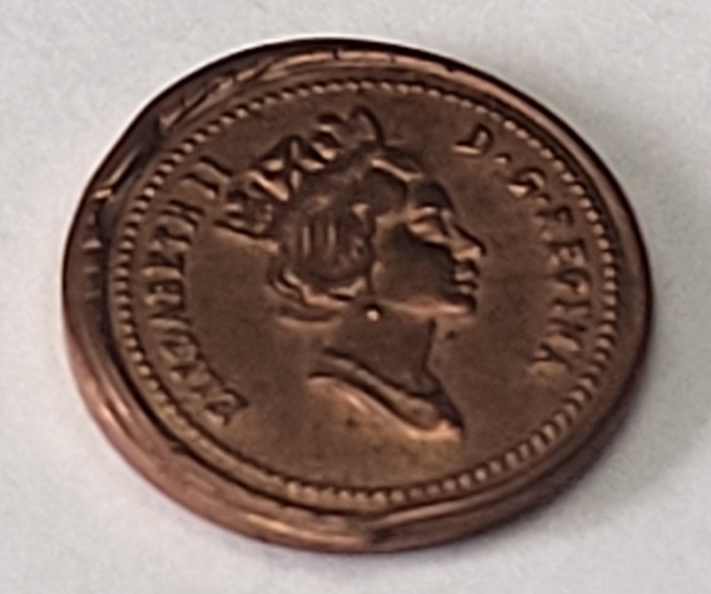 Weird-Coin,-Queen-Side-Only,--No-Date--Cladding?-Fake-Coin?