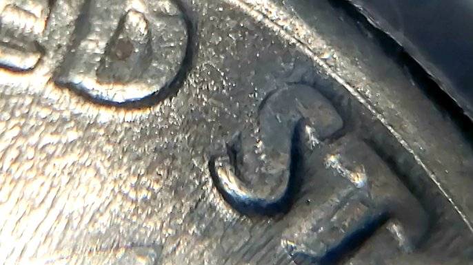1981-P-Dime-Error?-Looks-Like-Extra-Leaf-Vein-Or-Stem-Ontop-Of-Leaf