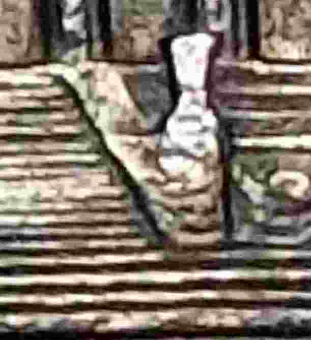1994-D-LMC-,-Stair-Lines-On-Right-Statue-Bottom-Stairs?