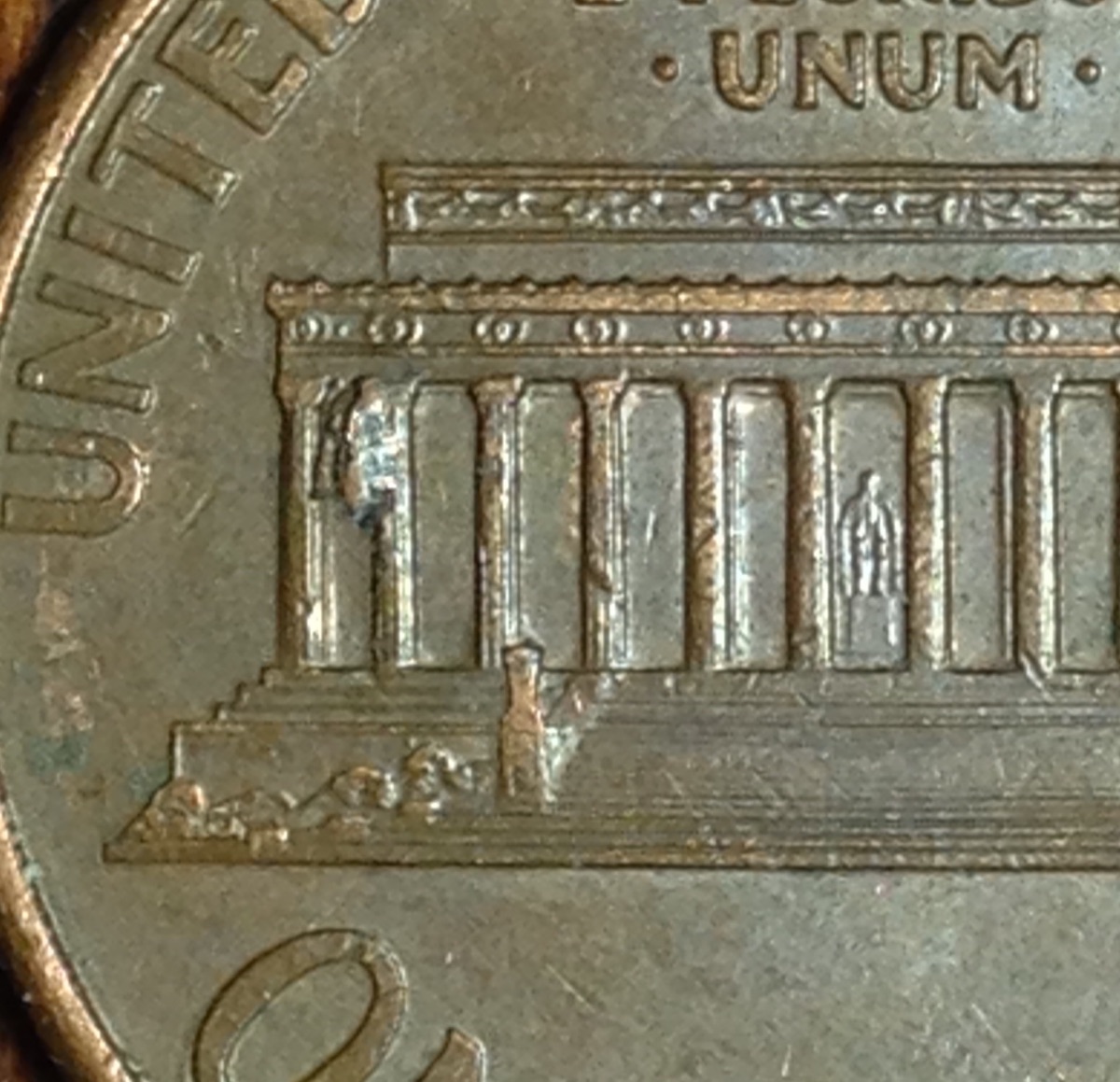 2007-Lincoln-Cent-With-Huge-Die-Chip-On-1-St-Memorial-Pillar