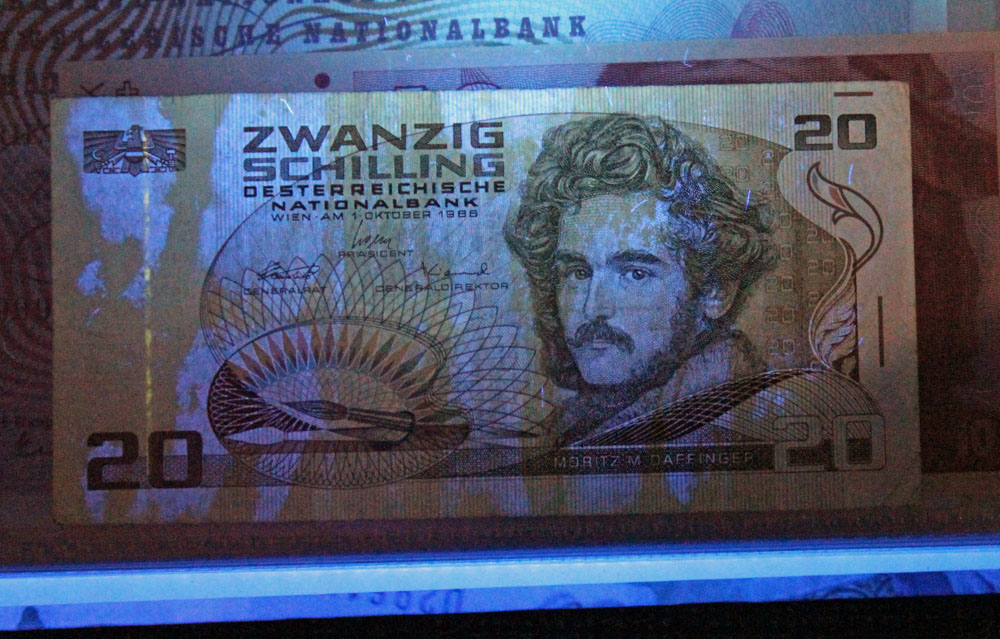 How-To-Remove-Fluorescence-Spots-From-Bathed-Banknotes?