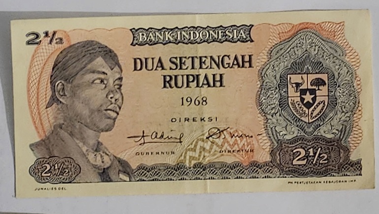 I-Have-Many-Paper-Notes-From-Many-Countries