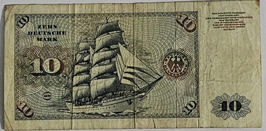 I-Have-Many-Paper-Notes-From-Many-Countries