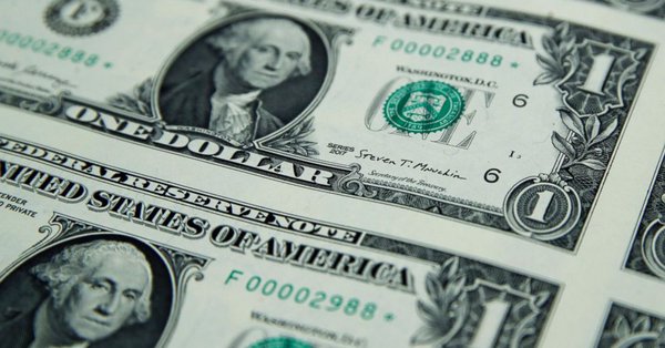 Steve-Mnuchin-And-The-New-Dollar-Bills