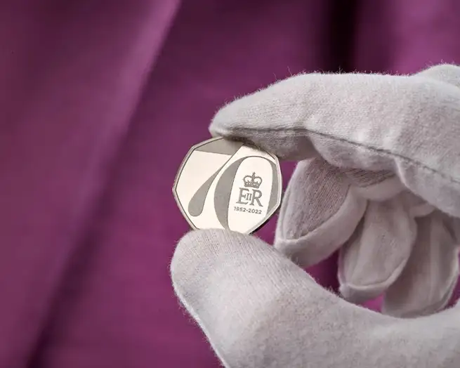 The-Royal-Mint-Unveils-Unique-Commemorative-50p-Design-For-The-Queen's-Platinum-Jubilee