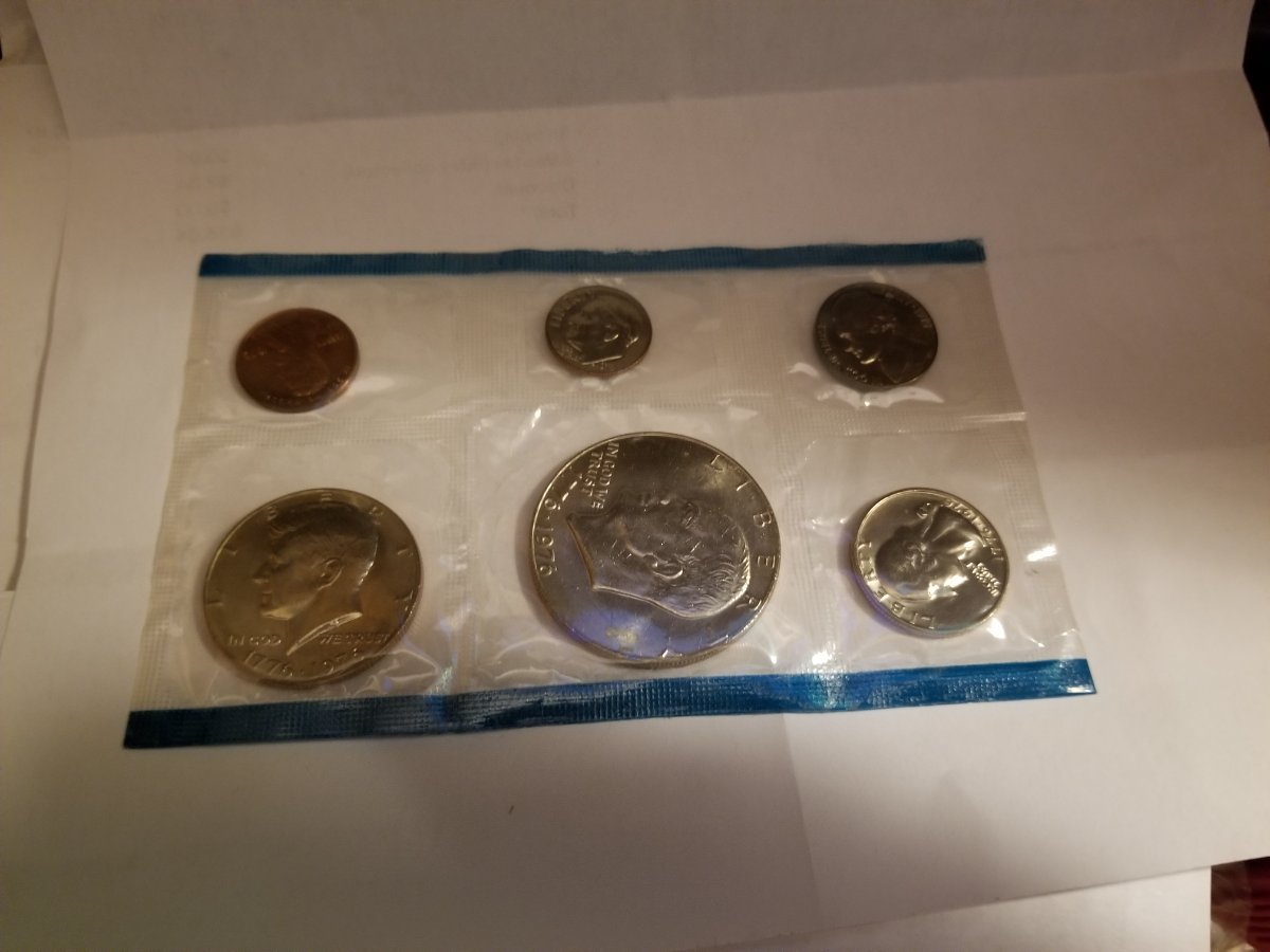 1976-US-Mint-Set-With-Dings--Requesting-Expertise