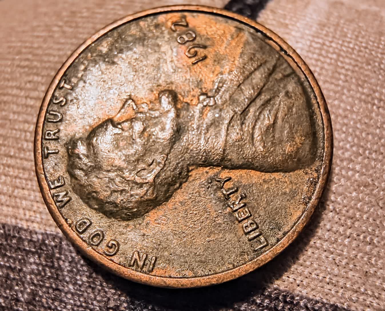 Please-Help,-Is-This-A-1982-P-Large-Date-Copper-Lincoln-Penny-With-A-Doubled-Ear-Variety?