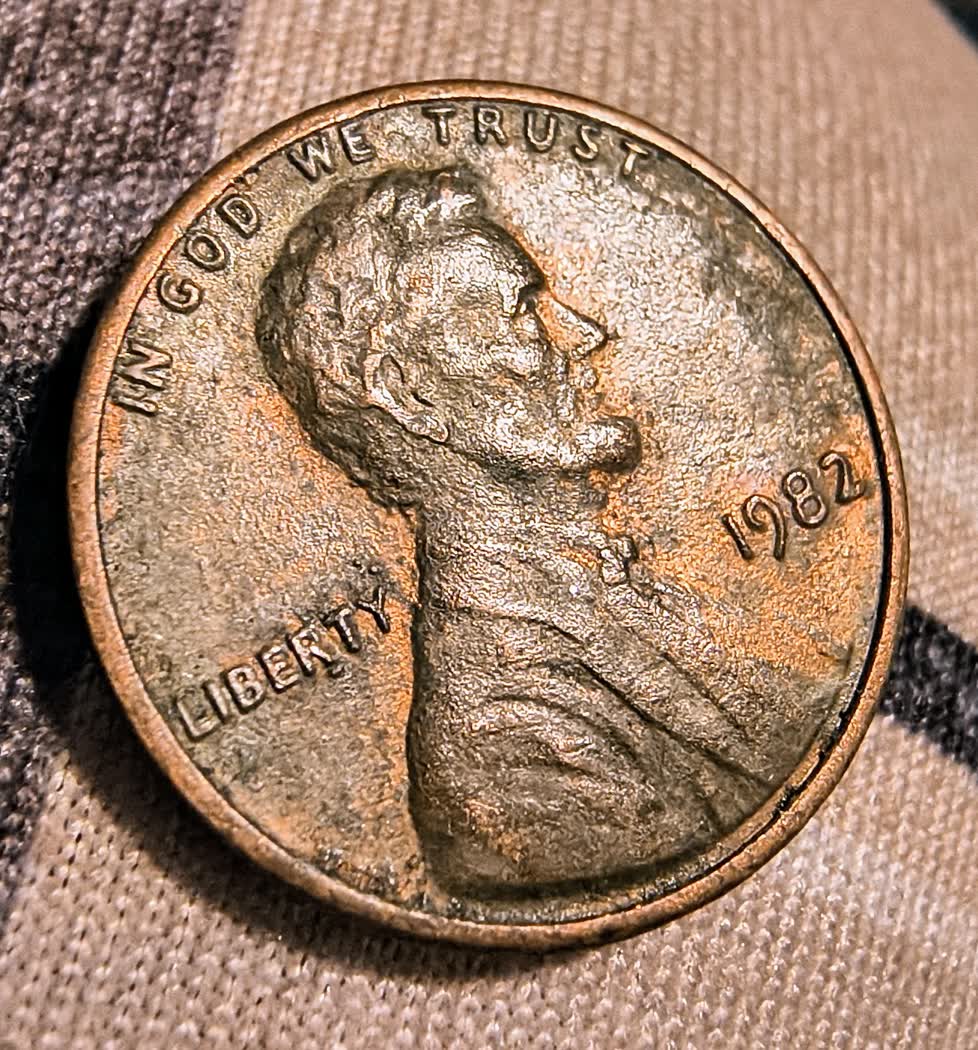 Please-Help,-Is-This-A-1982-P-Large-Date-Copper-Lincoln-Penny-With-A-Doubled-Ear-Variety?