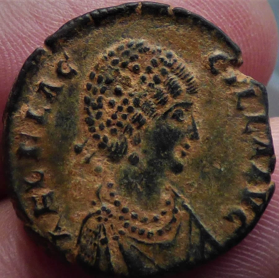 Strange-Or-Not-The-Inscription-On-One-Coin-The-P-Is-The-Wrong-Way-Round?