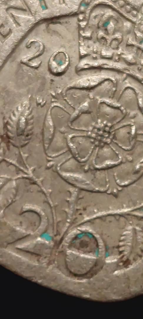 Is-These-Errors-Normal-On-A-20-P-2000-Great-Britain---Tudor-Rose-Coin?
