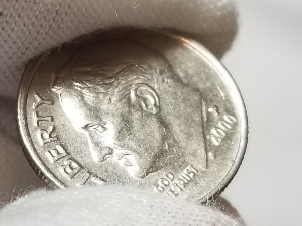 2000-P-Roosevelt-Dime-With-Die-Chip-Resembling-A-Collar