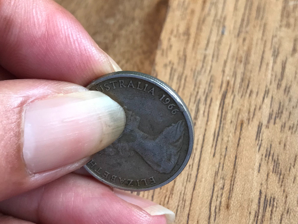 Split-In-Collar-On-Australian-1966-10-Cent-Coin?