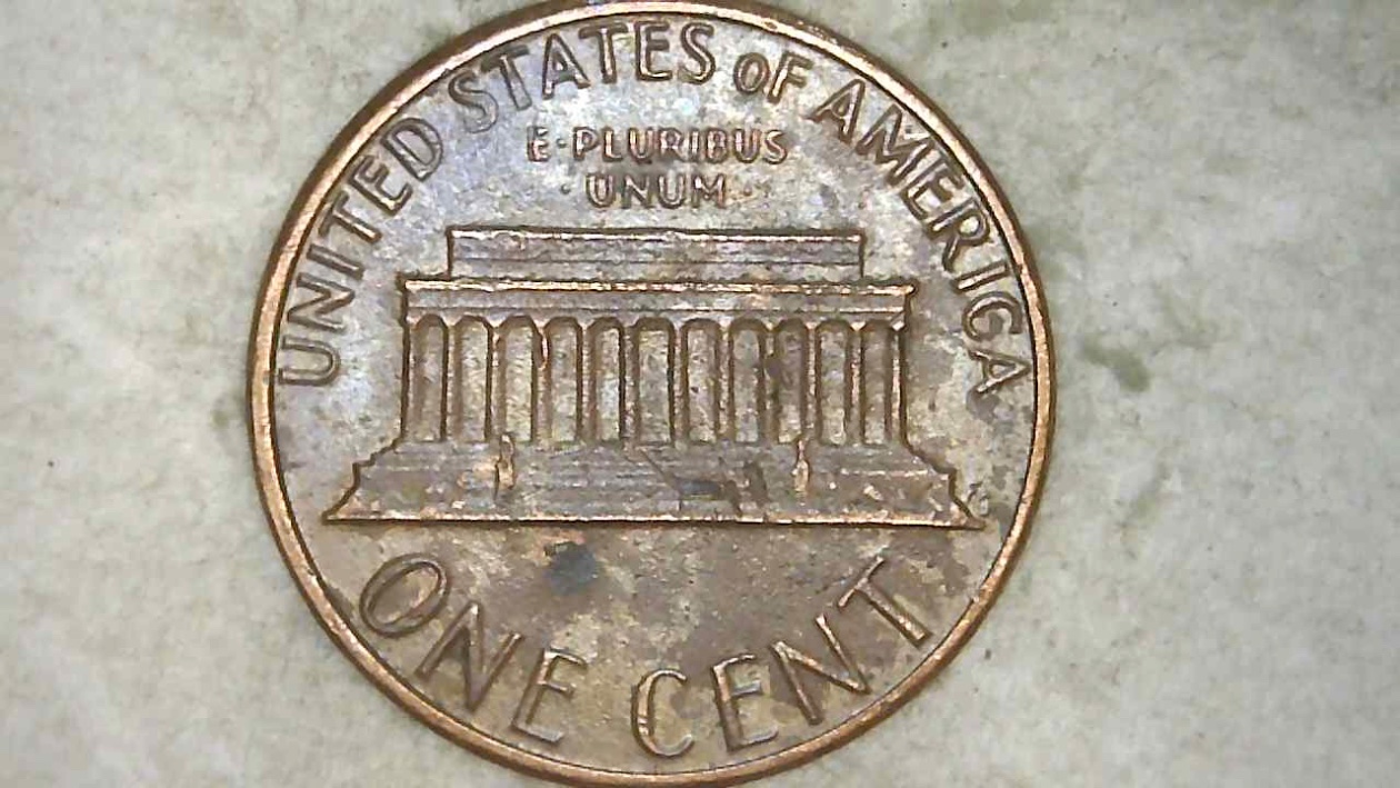 1982-LMC-Strange-Raised-Circles-On-Obverse