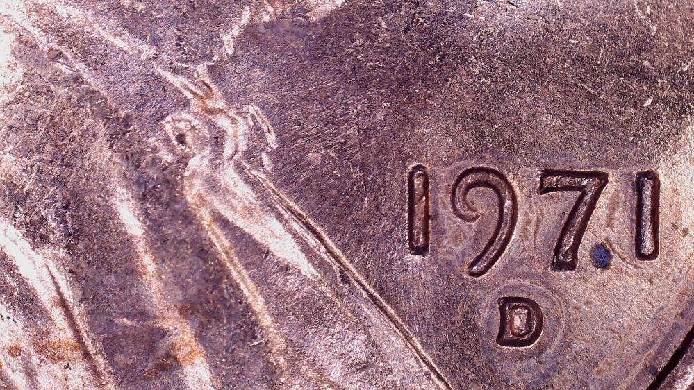 Curious-Crop-Circle-Around-The-Mintmark-Of-This-1971-D-Lincoln-Cent